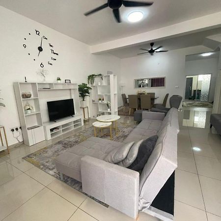 Safiyya Homestay Kluang Exterior foto